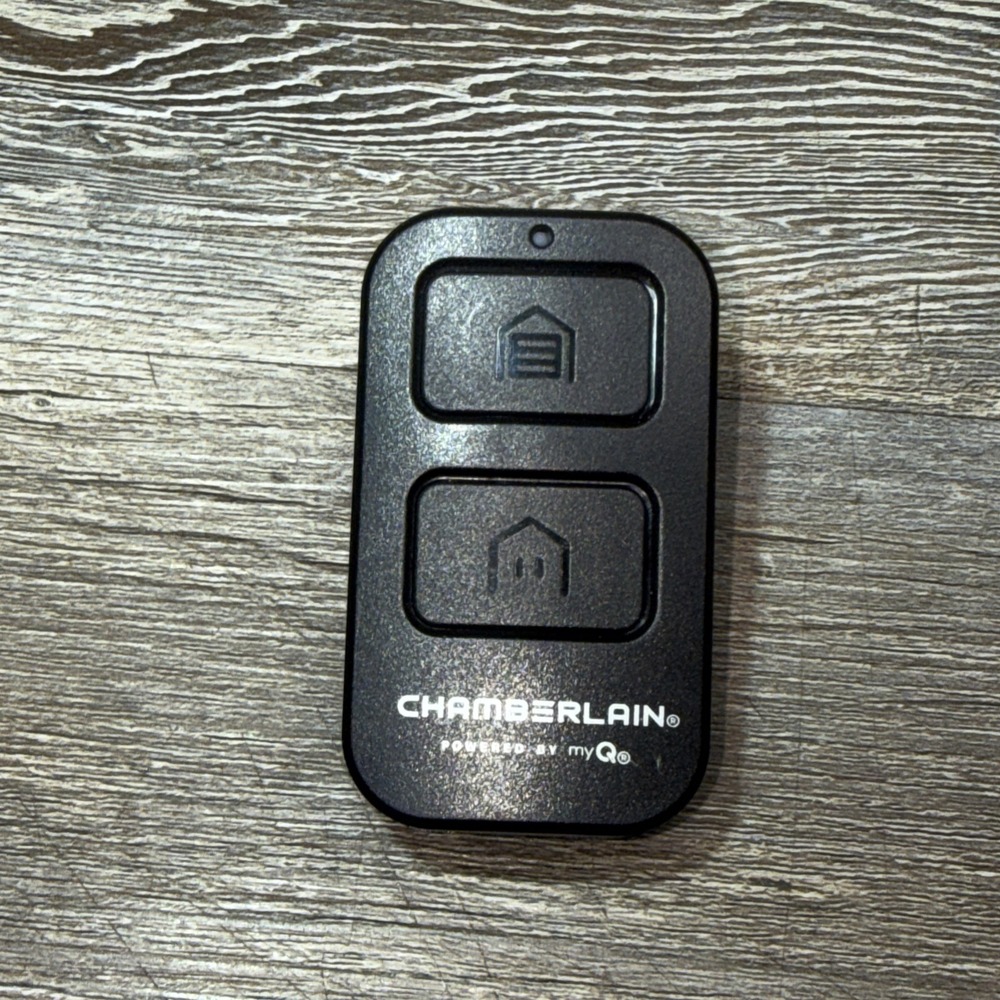 Chamberlain MyQ Universal 2-Button Garage Door Remote Control 6580 + Visor Clip